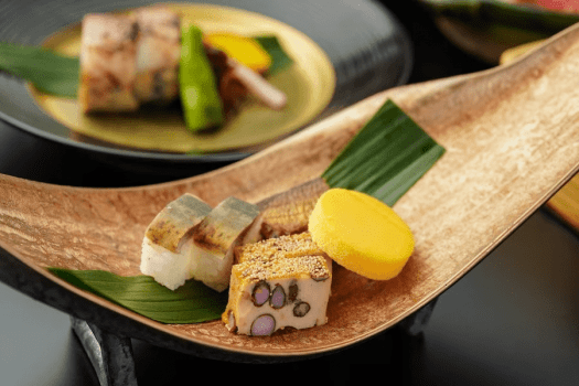 秋刀魚の棒寿司など、秋の味覚を彩り豊かに盛り込んだ前菜