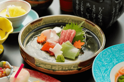 鮪と旬魚を彩り豊かに盛り合わせたお造り