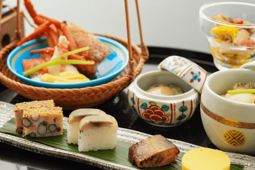 伊勢海老と長芋を黄身酢で味わう、華やかな秋の前菜