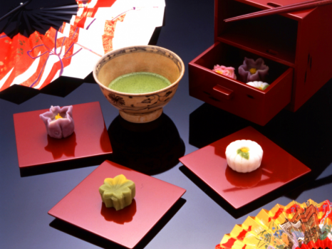 ようこそお越しくださいました。まずはお茶とお茶菓子で、ほっと一息。