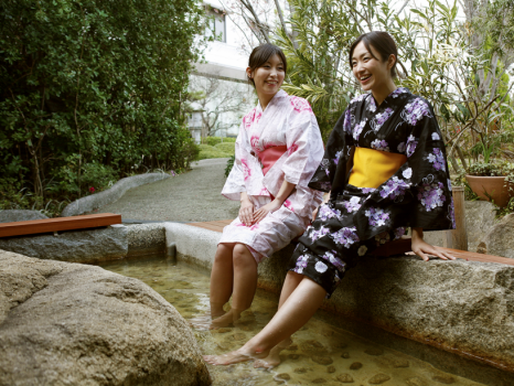 ■1F花てらす■ちょっとした時間にも、気軽に温泉を楽しむことができる足湯。