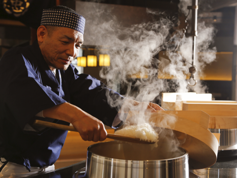 【レストラン‐料理イメージ】おくどはんで炊いたご飯は、絶妙にブレンドされたもち米が隠し味です。