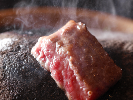 【レストラン‐讃岐牛石焼きイメージ】お好みの加減で焼き上げたら、特製の薬味をつけてお召し上がりください♪