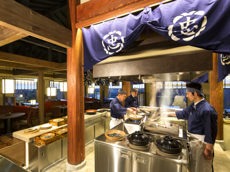 【レストラン‐丸忠】開放感あるレストランで、当館料理人の“自慢の技”をご覧いただけます。