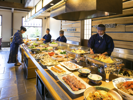 【ご朝食イメージ】約60種類のお料理を、ビュッフェ形式で。優しい味のおばんざいや郷土料理が揃います。