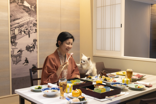 【別邸とら梅】お食事はインルームダイニングにて。美味しそうな瀬戸内の幸に、ワンちゃんの目も輝きます。