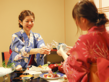 【個室食】一日の想い出を語りながら「乾杯!」会話華やぐお食事時間のはじまりです。 【個室食】一日の想い出を語りながら「乾杯!」会話華やぐお食事時間のはじまりです。