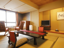 ［一般客室‐和室10帖］シンプルながらも、畳のあたたかさに心安らぐ和の空間。