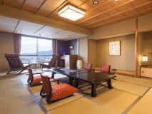［一般客室‐和室15帖］3世代のご家族旅行にもおすすめの広々とした空間。