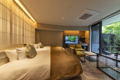 【別邸とら梅】窓から優しい光が入る明るいお部屋