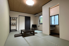 【客室一例】和室＜トイレ付＞ ／ １０畳 ／ ４名定員（布団４枚）／ ペット宿泊可 ／ １階客室（※キッチン隣り）