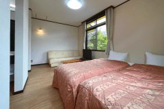 【客室一例】洋室＜トイレ付＞ ／ ２名定員（シングルベッド２台）／ ペット宿泊可 ／ ２階客室（※階段利用）