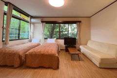 【客室一例】洋室＜バス・トイレ付＞ ／ ３名定員（シングルベッド２台・ソファベッド１台）／ ペット宿泊可 ／ ２階客室（※階段利用）