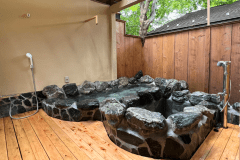 【貸切風呂一例】岩造りの和風露天風呂。ペット用の湯船を併設しておりますので、ペットと一緒に温泉浴を楽しめます。