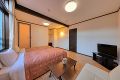 【客室一例】洋室＜バス・トイレ付＞ ／ ３名定員（シングルベッド２台・ソファベッド１台）／ ペット宿泊可 ／ ２階客室（※階段利用）