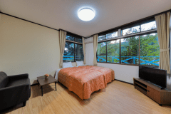 【客室一例】洋室＜トイレ付＞ ／ ２名定員（シングルベッド２台）／ ペット宿泊可 ／ ２階客室（※階段利用）