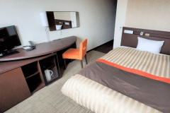 シングルルームのベッドはダブルサイズを使用。お部屋でお仕事をされる方にうれしい、ワイドデスクを設置しております。