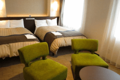 広々32m²ツインルームで特別な夜を大切な方とお過ごし下さい。エキストラベット利用で３名利用も可能です。