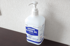 お部屋にアルコールハンドジェルを常備（喫煙ルームは、フロアーにございます。）