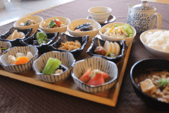 朝食バイキング《盛り付け例》　朝ごはんはしっかりと！お好きなものをお好きなだけお召し上がりくださいませ。