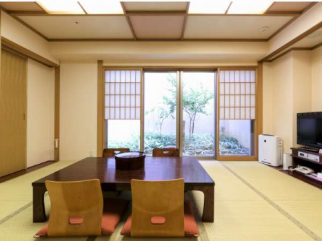 窓を開ければ中庭が。落ち着くひと時をお過ごしください。