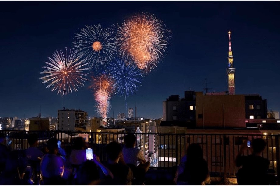 ホテルの屋上から夏の夜を彩る打ち上げ花火を鑑賞♪
