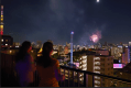ホテルの屋上から夏の夜を彩る打ち上げ花火を鑑賞♪