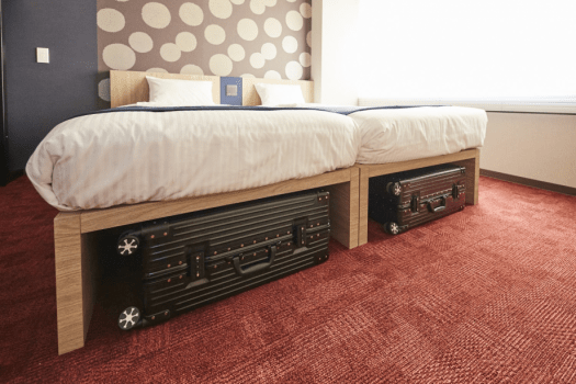 ベッド下にはスーツケースを置くスペースも♪