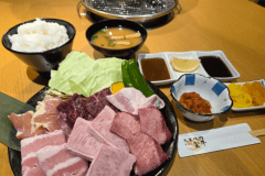 「焼肉定食」（一例）　※大衆焼肉骨付鳥「金牛　琴平店」 提供