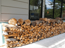 山から伐って搬出し、乾燥させ、適度に割った自家製の薪です。広葉樹と針葉樹の２種を販売しております。