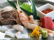 御造り一例　新鮮な魚介類を使用しています