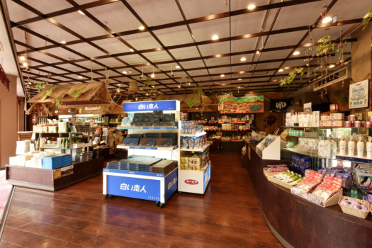 【1F 土産処・里の花】北海道の特産物から当館オリジナル商品まで、幅広い品揃え