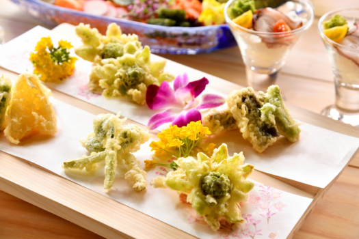 【夕食ビュッフェ／献立例】山菜や魚介など、季節を感じる旬の味覚を揚げたてでご用意