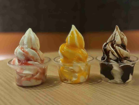 【選べるソフトクリーム】濃厚なソフトクリームに選べるソースをトッピング