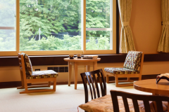 【モダン和洋室／60平米】こだわりの椅子から、温泉街の風流な景色を眺める