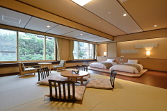 【モダン和洋室／60平米】広々とした和室部には、心地よい琉球畳を使用