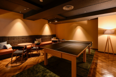 【4F 卓球ラウンジ・鹿のSALON】卓球台の一角は仕切りも可能。ご家族やグループで大盛り上がり間違いなし。