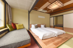 【和ツイン／30平米】2024年リニューアル・窓際のデイベッドが特徴的な、快適の和風ツインルーム