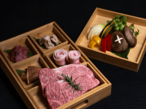 スタンダードなBBQセットです。武州牛のステーキ用サーロインは2名様で1枚。「豚肉の味噌漬け」や「ホルモン」は秩父の名物。問うキャンプ場自慢の自社ファームで栽培した「肉厚生椎茸」や地元のお野菜とともにお召し上がりください。