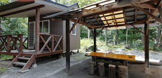 こちらはバーベキュー場付きのバンガローです。
タープを張らない場合はバンガローの前やウッドデッキでお食事できます。
バーベキュー場ご利用料金がお一人様１泊５００円です。幼児（3歳以下）無料です