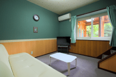 【客室一例】和洋室（メゾネット）。「101号室」は１階部分が洋室、２階部分が和室となります。