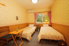 【客室一例】洋室（ツイン）。２名用の客室です。アメニティやペット用備品あり。