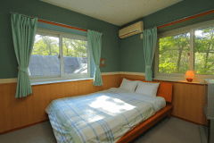 【客室一例】洋室（ダブル）。カップルに人気の客室です。