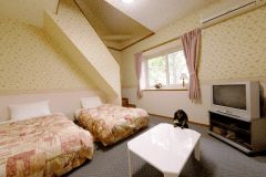 【客室一例】洋室（ロフトタイプ）。ファミリーやグループにおすすめの広々とした客室です。