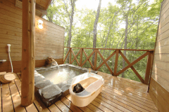 【貸切風呂一例】和風露天風呂。開放感あふれる小川沿いの温泉露天風呂。ペット用バスタブもあります♪