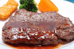 【ステーキ食べ放題】メインディッシュのステーキが食べ放題となります。制限時間（19：30）まで何枚でもお替わりできます。