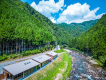 清流旁的豪華露營別墅