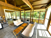 清流旁的豪華露營別墅