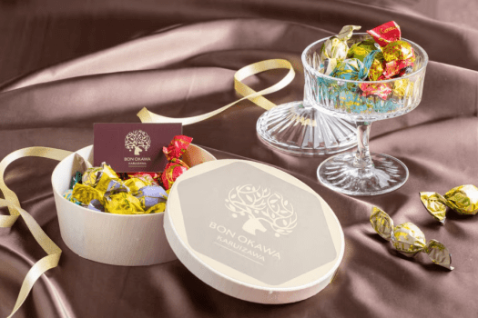 【公式限定ご宿泊特典】
軽井沢チョコレートファクトリーの上質なチョコレートを１部屋に１箱のプレゼント。
厳選されたベルギー産チョコレートを使用し、軽井沢の工房で一つひとつ丁寧に仕上げた特別な逸品です。
ご滞在のひとときを、甘く贅沢な香りとともにお楽しみください。