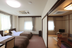 *【新館/ファミリールーム(一例)】ご家族でも広々使える和洋室タイプ。